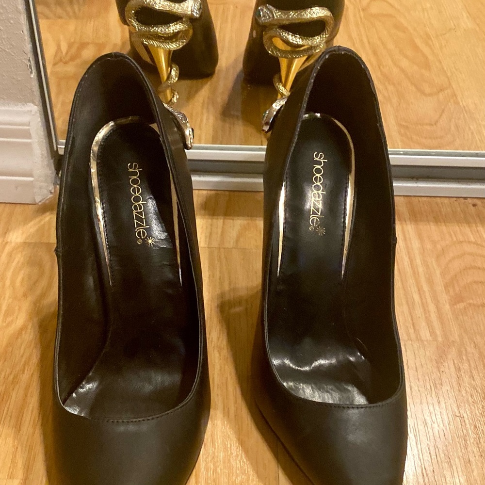 Black pump size 10 gold rhinestone embellished-with emerald color stone - Picture 2 of 2